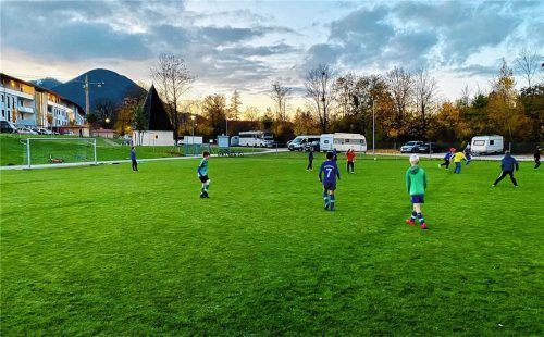 „Kinder brauchen Bewegung“: Um die Spiele und das Training der Jugend zu organisieren, braucht die Fußballabteilung des TSV Brannenburg ehrenamtliche Unterstützung. Foto RE