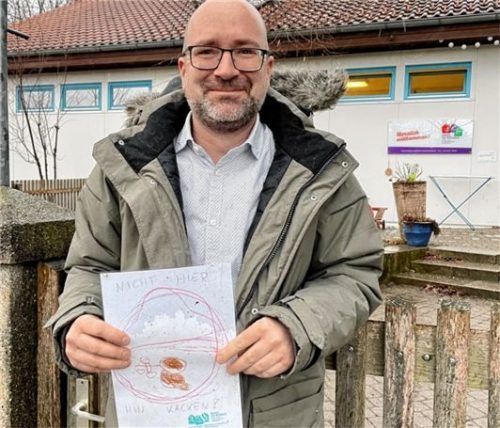 Kita-Leiter Frank Deininger freut sich über die Schilderaktion.