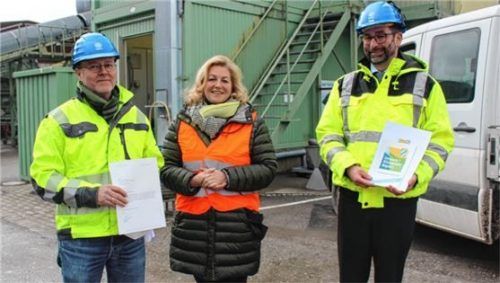 Kleine Feierstunde: Nußdorfs Bürgermeisterin Susanne Grandauer überreicht Urkunde und Plakette an Geschäftsführer Andreas Gründl (rechts) und den Beauftragten für das Energiemanagementsystem, Michael Buchberger, von der Inn-Asphalt-Mischwerke GmbH. Foto Steffenhagen