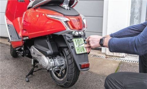 Kleinkrafträder und -roller sowie E-Scooter und S-Pedelecs brauchen ein Versicherungskennzeichen. Foto aum/