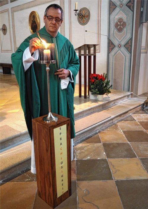 Kurz nach Bekanntwerden des Missbrauchsgutachtens zündete Dekan Daniel Reichel eine Kerze in der Kirche an, deren Stele den Schriftzug „Sprachlosigkeit“ trägt. Foto Aerzbäck
