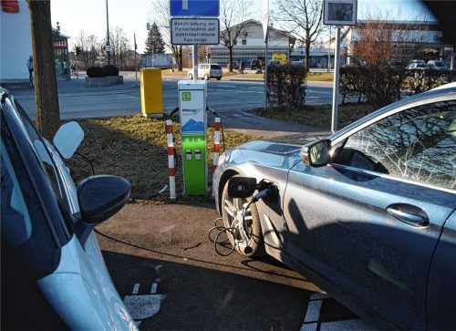 Ladestation am Parkplatz der Gemeindehalle: Laut Betreiber „INNergie“ wurden hier im vergangenen Jahr 569 Ladevorgänge getätigt. Das entspricht einer CO2-Einsparung von 25876 Kilogramm gegenüber einem Benzin-Verbrauch mit 5,9 Litern pro 100 Kilometer. Foto Ruprecht
