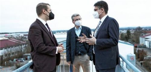 Landrat Max Heimerl (rechts) im Gespräch mit Staatsminister Bernd Sibler (Mitte) und Mühldorfs Bürgermeister Michael Hetzl. Foto Landratsamt Mühldorf