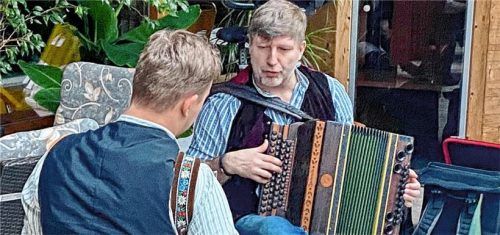 Lehrstunde vom Fachmann: Hier unterrichtet Jürgen Schermaier. Der ist im Hauptberuf Schreiner und Webdesigner.Foto Hötzelsperger