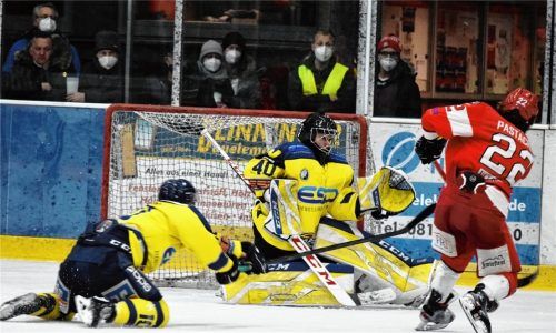 Lynnden Pastachak mit dem 2:0 für den EHC Klostersee: Der Kanadier versenkt die Scheibe eiskalt ins rechte kurze Eck.Foto Paolo del Grosso