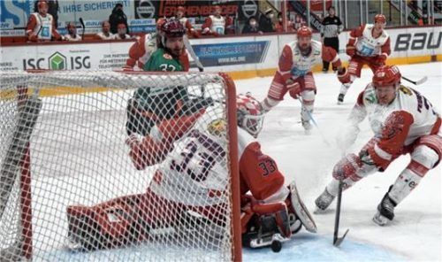 Marc Schmidpeter trifft den Pfosten.Foto Hans-Jürgen Ziegler