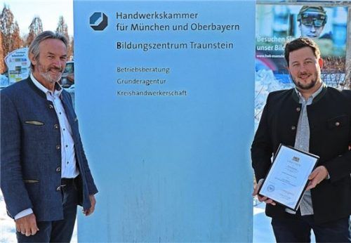 Martin Hauthaler (rechts) aus Bad Reichenhall ist Prüfungsbester. Franz Ertl, Leiter des Bildungszentrums der Handwerkskammer in Traunstein, gratuliert.Foto  Wittenzellner