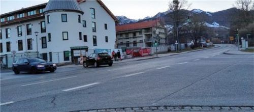 Mehr Sicherheit: Geplante Vollbeampelung an der Nußdorfer Straße soll die Verkehrssituation in Brannenburg verbessern. Foto Stuffer-Chunphetch
