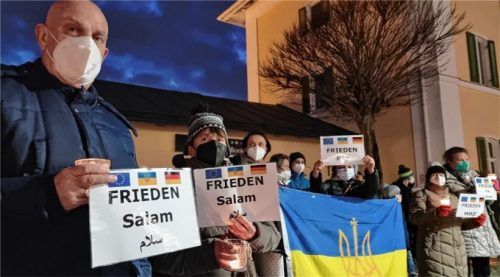 Mehrsprachig forderten die Teilnehmer der Kundgebung nur eins: Frieden in der Ukraine.