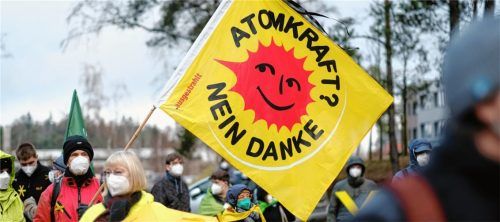 Menschen demonstrieren gegen die Nutzung von Atomkraft als Energiequelle. Foto dpa