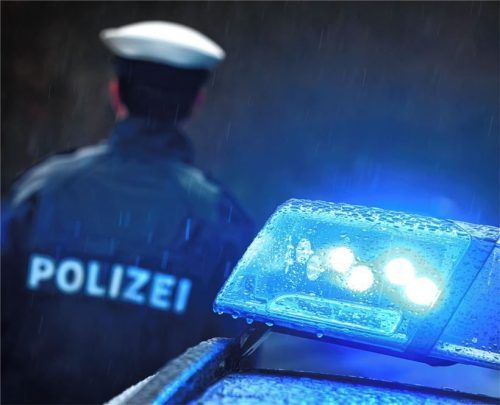 Messerstecherei in Wasserburg: Nur aufgrund einer Notoperation konnte das Leben des 27-jährigen Opfers gerettet werden. Polizeibeamte nahmen den Täter in seiner Wohnung fest.Foto DPA