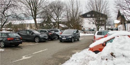 Mit dem Bewirtschaftungsplan soll für die Bürgerinnen und Bürger Oberaudorfs der knappe Parkraum gerechter nutzbar und Langzeitparkern ein Riegel vorgeschoben werden ( hier der Geigelsteinparkplatz).