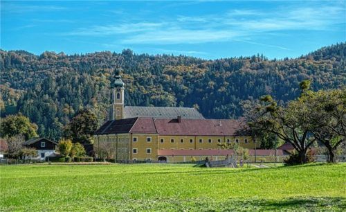 Mit einer zukünftigen staatlichen Nutzung des Klosters, so die Stimmung im Ort, müsse man leben, wenn es aber an Dritte veräußert werden soll, wird die Gemeinde versuchen, es selbst zu erwerben.
