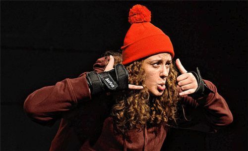 Mit leuchtend roter Pudelmütze: Rosalie Schlagheck als Rotkäppchen. Foto Flamm