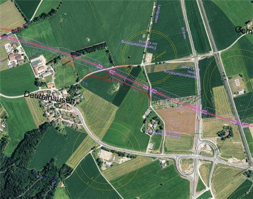 Mit Mindestabstand an Wohnhäusern und Erdgasspeichern (gelbe Kreise) sowie anderen Hindernissen vorbei: die Trasse des Brenner-Nordzulaufs im Gemeindegebiet Schechen, hier bei Deutelhausen. Deutsche Bahn