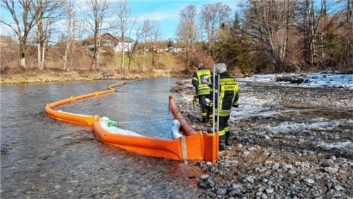 Mit Ölsperren haben die Einsatzkräfte zwischen Siegsdorf und Traunstein-Kammer versucht, das Öl auf der Traun aufzufangen. Foto Hobmaier