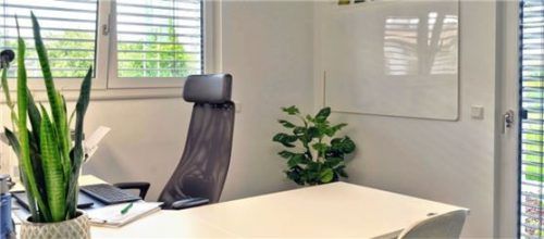 Mit rechtzeitiger Planung entsteht ein professionelles Arbeitszimmer. Foto djd/Helma Eigenheimbau