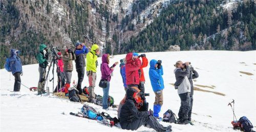 Mitarbeiter des Nationalparks Berchtesgaden weisen die Vogelfreunde im oberen Priental in die Adler-Beobachtung ein. Foto Till Gottbrath
