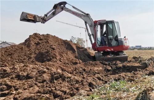 Nach dem Bombenfund wurden weitere Verdachtsflächen mit einem Minibagger auf Blindgänger untersucht. Foto Enzinger