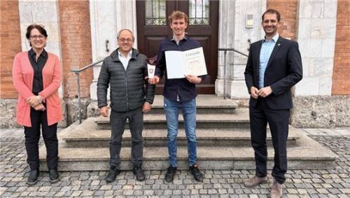 Nach der Ehrung (von links): Kathrin Rohrmüller, SfL-Vorsitzende, Koni Hollerieth, Vorstand Kajak-Klub Rosenheim, Nico Paufler, Rosenheimer Sportler des Jahres 2021, und Oberbürgermeister Andreas März. Fotos  Stadt Rosenheim