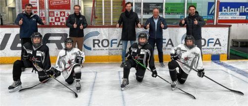 Nach der Vertragsverlängerung (von links): Dirk Nagraszus (Geschäftsleitung der Rofa AG), Christian Hötzendorfer (Vorstand Starbulls Rosenheim), Andreas Bauer (Vorstandsvorsitzender der Rofa AG), Rainer Lange (CSO der Rofa AG) und Darwin Kuhn (Leiter Sponsoring der Starbulls Rosenheim) gemeinsam mit Starbulls-Nachwuchsspielern. Foto Starbulls