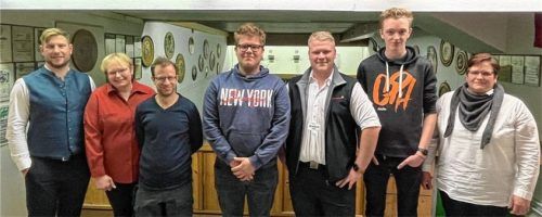 Nach einem Generationenwechsel präsentiert sich die Nußdorfer Schützengesellschaft mit ihrem neuen Vorstand: (von links) Martin Obermüller, Kerstin Koch, Philipp Dörr, Markus Schweinsteiger, Peter Neumeier, Daniel Koch und Sabine Fischer.Foto Steffenhagen