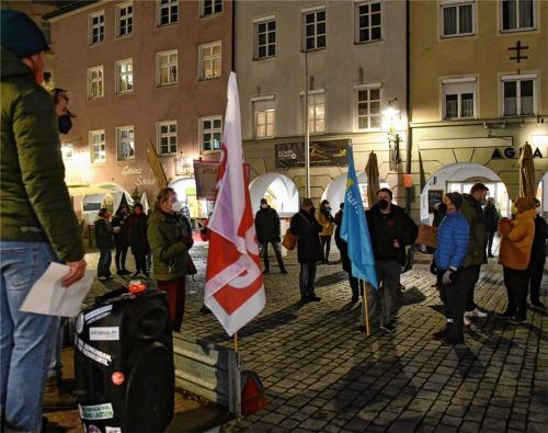 Nach einer Demonstration auf dem Ludwigsplatz kam es am Montag vergangener Woche zu einem Angriff auf einen Juso in Rosenheim. Ein Vermittlungsangebot in dieser Sache lehnt zumindest die Initiative „Rückenwind Gesundheitspersonal“ ab. Foto Schlecker