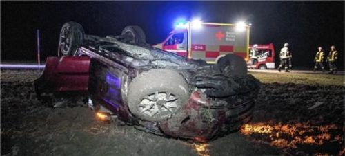 Nach mehrfachem Überschlag kam das Fahrzeug in einem Graben zu stehen.Foto lamminger