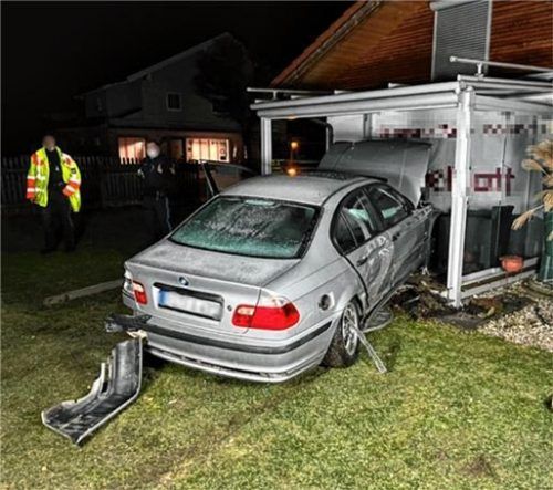 Nach wilder Fahrt kam der Raublinger in diesem Unterstand zum Stehen.Foto Feuerwehr Raubling