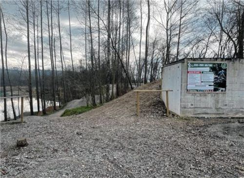 Neben dem Weiher lässt sich schon eine Strecke für Mountainbiker erahnen.