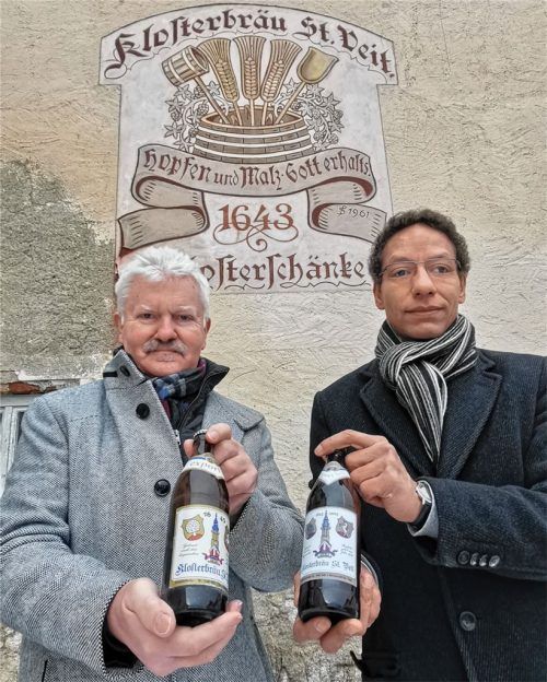 Neumarkts Bürgermeister Erwin Baumgartner (links) besitzt ein Original-Export aus den 80er-Jahren. Bernhard Altmann ließ die Inhaltsstoffe analysieren und ließ auf Grundlage dieser Datenlage das Export-Bier des St. Veiter Klosterbräu nachbrauen.Foto Enzinger