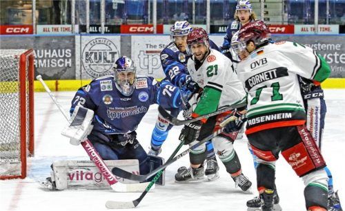 Nicolas Cornett und Alex Höller tauchen gefährlich vor dem Kasten auf.Foto Oliver Rabuser