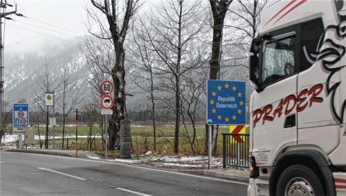 Offenbar bemerken viele Lkw-Fahrer das Durchfahrtsverbot erst beim Grenzübertritt. Der dadurch höhere Lkw-Verkehr belastet die Gemeinden Neubeuern und Nußdorf. Foto Steffenhagen