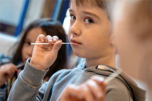 Oft getestet, immer öfter positiv: Gerade die Jüngeren stecken sich derzeit besonders häufig an. Foto dpa