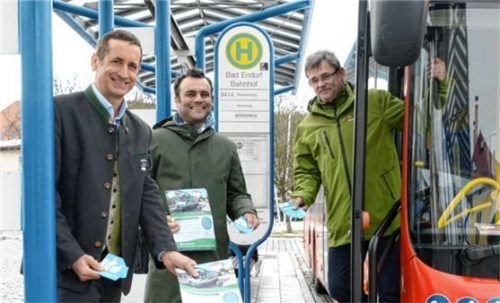 Peter Helfmeyer, Leiter der Tourist-Info Bad Endorf, (links) Bürgermeister Alois Loferer und Rico Auerswald (DB Verkehrsplanung Südost) freuen sich über das neue Angebot für die Gäste. Foto Ammelburger