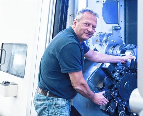 Peter Scholz ist CNC-Programmierer in der Abteilung Zerspanung bei Mey Maschinenbau. Unser Bild zeigt ihn vor einer 7-Achs-Dreh-Fräskombination im Einrichteprozess eines Fertigungsteiles. Foto re