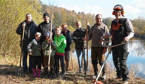 Pflegeaktion des Bund Naturschutz am Tonwerkweiher im vergangenen Herbst: (von links) Alfons Spandl, Martin Simons (mit seinen drei Kindern Paula, Lenz und Lilli im Vordergrund), Gertrud Helbich, Aline Friedrich, Klaus Dehler und Michael Werner haben Aussichtspunkte gemäht und freigeschnitten.Fotos Hauser/re