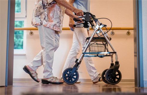 Pflegefachkräfte sind jetzt schon begehrt. Betreiber rechnen damit, dass die partielle Impfpflicht ab 16. März den Druck noch verschärft. Foto dpa
