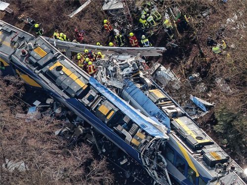 Rettungskräfte sind am 9. Februar 2016 an der Unfallstelle in Bad Aibling im Einsatz. Foto Peter Kneffel/dpa