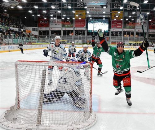 Rosenheimer Jubel nach dem 2:0 durch Alex Höller. Am Ende siegten die Starbulls mit 3:2 gegen Weiden. Foto Christian VButzhammer