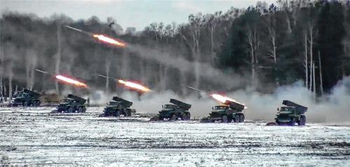 Russische und belarussische Truppen trainieren Anfang Februar gemeinsam auf einem Schießplatz in Belarus. Das Foto stellte das russische Verteidigungsministerium zur Verfügung. Foto dpa