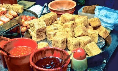 Schön mundgerecht – da macht das Schlendern durch Hongkongs Straßen besonders viel Spaß. Foto Hong Kong Tourism Board/akz-o