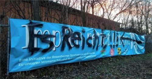 Schwarz auf blau: Unbekannte Täter haben das Impfbanner an der Aisinger Straße beschädigt.Foto  privat