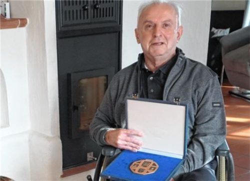 Seit 50 Jahren Mitglied der SPD, engagiert in der evangelischen Kirche und dazu noch BVB Dortmund-Fan: Herbert John hat die Bürgermedaille der Gemeinde Raubling erhalten. 30 Jahre, von 1990 bis 2020, war er ein sehr rühriges Mitglied des Gemeinderates, und hat sich von 1996 bis 2008 als Zweiter Bürgermeister um die Gemeinde verdient gemacht. Abgesehen von der Tätigkeit im Gemeinderat war er unter anderem auch noch viele Jahre aktiv als Vorstand im TuS Raubling. Daneben hatte der ehemalige Rechtsanwalt auch noch die Zeit und die Energie 2016 den Verein ‚Inntalhilfe eV‘ zu gründen, der sich als Förderverein für die Ferienbetreuung von behinderten Kindern und Jugendlichen betätigt. Foto sön