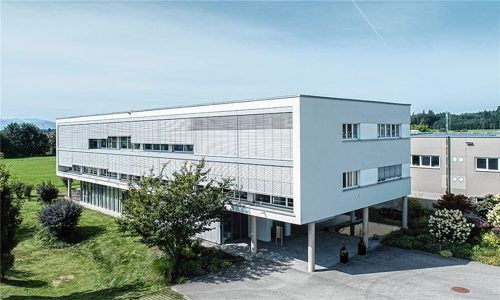 Seit Februar unter neuer Führung: Die Firma „FuG Elektronik“ produziert nun Netzgeräte für das Großunternehmen „XP Power“ aus Singapur. Foto Re