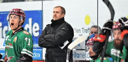 Selbst die Rosenheimer Spieler und natürlich auch Starbulls-Coach John Sicinski waren über die Leistung nach der 5:0-Führung gegen Höchstadt erstaunt. Foto  Hans-Jürgen Ziegler