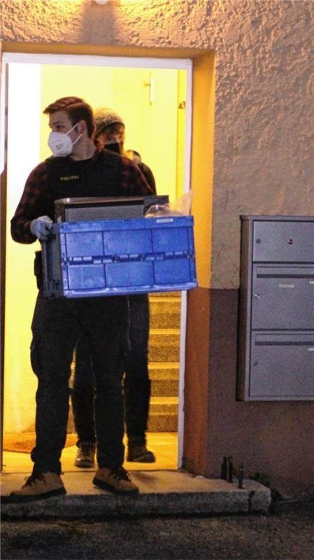 Sichergestellt: Ein Polizeibeamter trägt eine Kiste mit Beweismitteln aus der Wohnung des mutmaßlichen Reichsbürgers. Foto Hadersbeck
