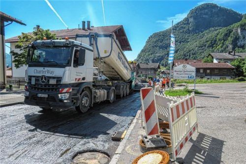 Sieben Wochen lang war die Ortsdurchfahrt gesperrt – von den direkten Anwohnern zum Teil als eine Zeit ohne jeden Verkehrslärm durchaus positiv gesehen, von anderen aber als nicht hinzunehmende Beeinträchtigung bewertet.