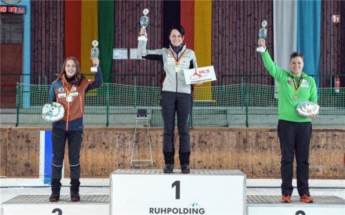 Siegerehrung bei den Damen (von links): Alina Mayer (EC Gerabach), Verena Gotzler (EC Gerabach) und Marina Dunstmair (TuS Engelsberg). Foto Beate Purucker
