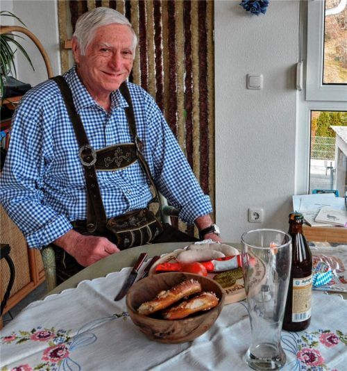 Siegfried Sperber sitzt zu Hause in seinem Wintergarten – bei Weißwurst, Brezen und Weißbier.Foto Riediger